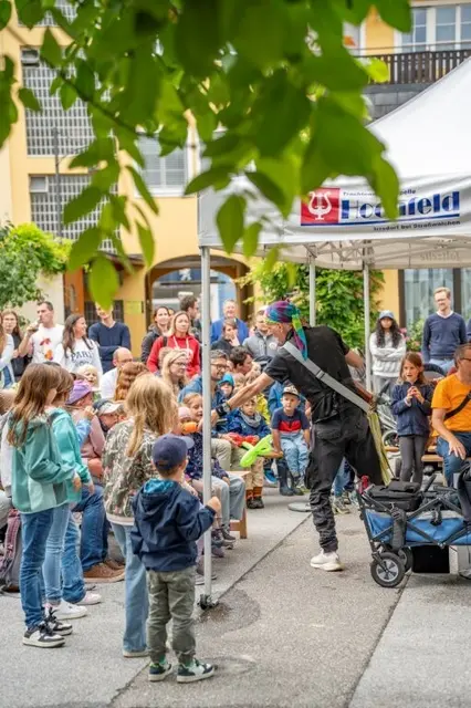 Viele Besucherinnen und Besucher erlebten in Straßwalchen das bunte Fest mit und erfreuten sich am umfangreichen Festprogramm. | Foto: photoartmila