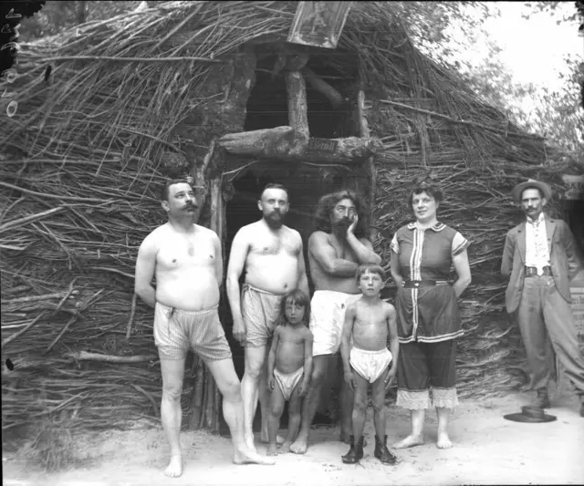 1906: Begründer Florian Berndl mit Frau und Söhnen und drei Badegästen vor seiner Wohnhütte. | Foto: ÖNB