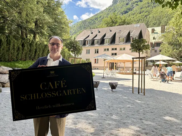 Markus Leopold Buerger, Initiator des Kulturprojekts und des neuen Cafés Schlossgarten, freut sich auf Gäste. | Foto: MeinBezirk/Laura Jung