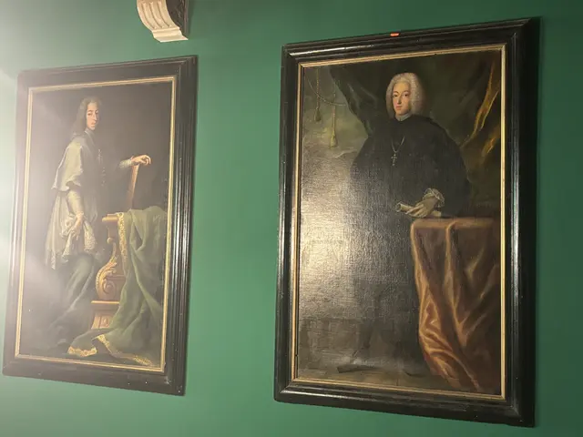 Historische Gemälde schmücken die Wände. | Foto: MeinBezirk/Laura Jung