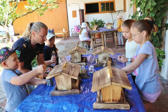 Am idyllischen Hof der Familie Guggi in Premstätten bauten die Kinder Vogelfutterhäuschen. | Foto: Edith Ertl