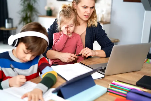 Den Alltag zwischen Job und Familie zu meistern, erfordert Organisation, Unterstützung und oft auch Kompromisse. | Foto: adobe-stock.com: gpointstudio