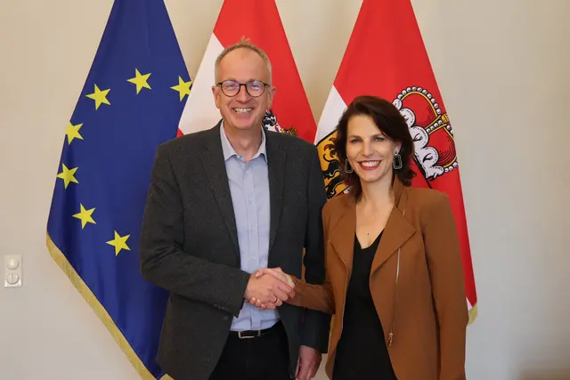 Manfred Sampl, Präsident des Salzburger Gemeindeverbandes, stattete am 4.8.2025 Landeshauptfrau Karoline Edtstadler einen Antrittsbesuch im Chiemseehof ab. | Foto: Land Salzburg / Franz Neumayr 