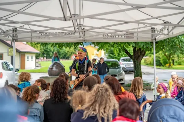 Viele große und kleine Gäste erfreuten sich am Festprogramm in Straßwalchen. | Foto: photoartmila