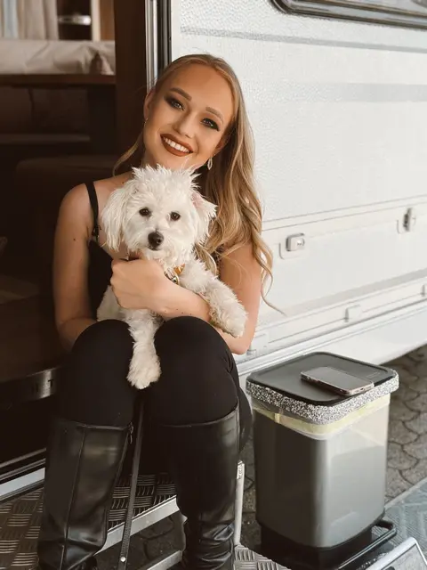 Neben dem Zirkusalltag ist ihr Hund einer von Hofmanns wichtigsten Gefährten. | Foto: Circus Louis Knie