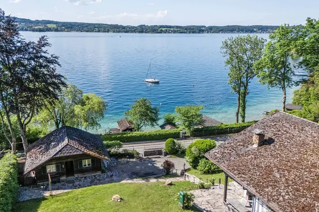 In Weyregg wird ein rund 8.000 Quadratmeter großes Grundstück mit eigenem Bootshaus zum Verkauf angeboten. | Foto: Marlies Muhr Immobilien