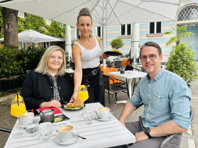 Business-Frühstück: Marlene Schäffner (Mitte) servierte Martina Maros-Goller und Christian Potisk am Tummelplatz köstliche Croissants. | Foto: MeinBezirk