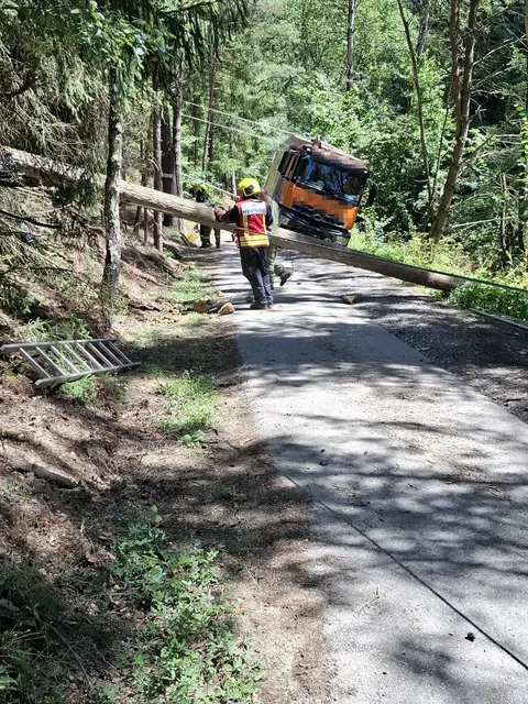 Anspruchsvolle Lkw-Bergung in Zwettl.