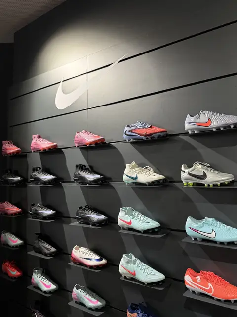 Zusätzlich werden unter allen Einsenderinnen und Einsender zwanzig Gewinnerinnen und Gewinner ausgelost, die jeweils einen 50-Prozent-Gutschein für ein Paar (Fußball-)Schuhe sowie eine kostenlose Fußmessung inklusive individueller Einlagesohle erhalten. 