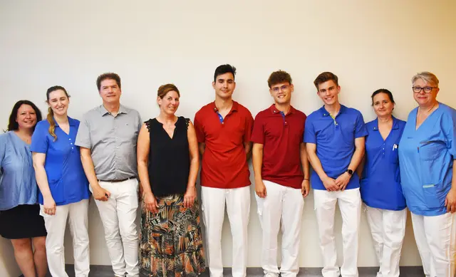 Die Zivildiener wurden mit Worten des Dankes von der Dualen Führung des PBZ Korneuburg verabschiedet: Mitarbeiterin Wirtschaft und Support Melanie Kern, Pflege- und Betreuungsmanagerin Admira Heljic, Kaufmännischer Direktor Christian Seidl, Pflegedirektorin Nicole Matausch, Zivildiener Sebastian Knoll, Jakob Rastbichler und Felix Luncher, PBM Suzana Saric, Eva Maria Kendl. | Foto: PBZ Korneuburg