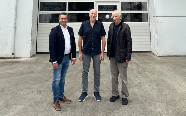 Alois Kitzberger (v.l.), CEO, Rupert Schnöll und Anton Unterwurzacher, Gründer der UNTHA shredding technology GmbH vor dem UNTHA Service Competence Center. | Foto: UNTHA shredding technology GmbH