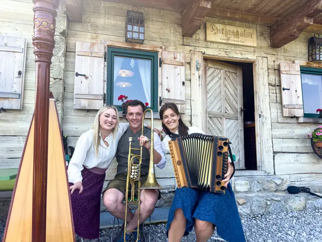 Veronika Mauracher, Armin Steinlechner und Karolina Schroll (v. li.) spielen Musik auf der Hirzeggalm. | Foto: ServusTV/Eduardo Gellner