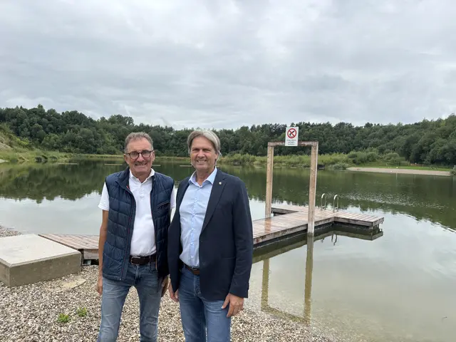 Bürgermeister Wolfgang Kaiß (r.) und Vizebürgermeister Anton Niedermayr am neuen Badeplatz am "Redlsee". | Foto: Steiner-Watzinger
