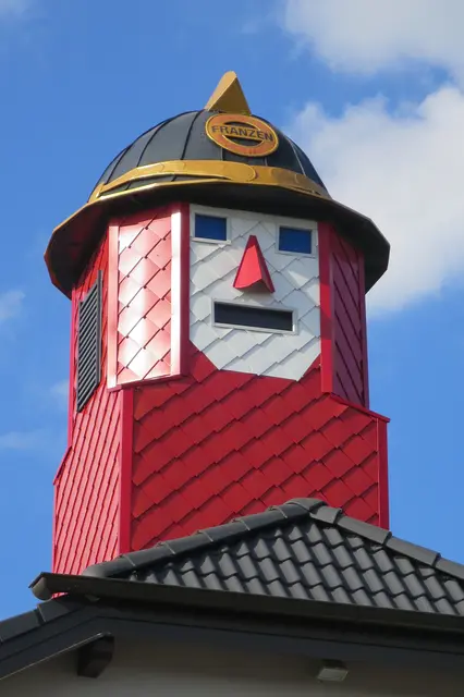 Das Gebäude der Freiwilligen Feuerwehr Franzen wird von dem Feuerwehrhelm gekrönt. | Foto: privat