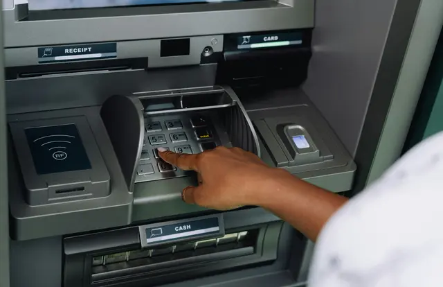 Wie zufrieden ist die Bevölkerung im Bezirk Neunkirchen mit der Bankomaten-Dichte? Die MeinBezirk-Umfrage liefert Anhaltspunkte. | Foto: Ali Mkumbwa/Unsplash