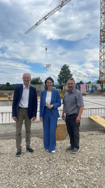 Von links: Bürgermeister Franz Gangl, Landeshauptfrau Karoline Edtstadler und Ortsfeuerwehrkommandant Andreas Spatzenegger auf der Baustelle in St. Georgen. | Foto: Land Salzburg/Hofbauer
