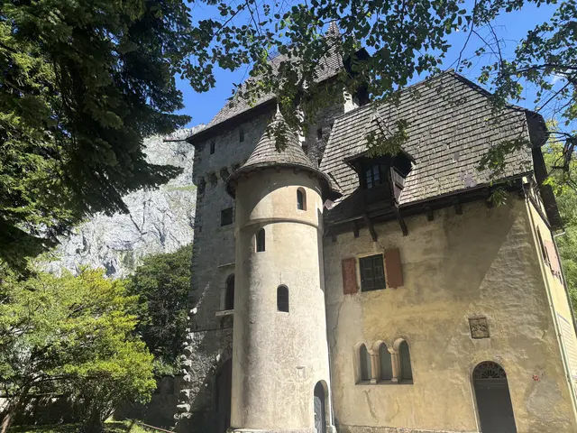 Das denkmalgeschützte und im privaten Familienbesitz befindliche Schloss Leopoldstein in Münichtal bei Eisenerz hat eine lange und wechselvolle Geschichte, die bis ins 15. Jahrhundert zurückreicht.  | Foto: MeinBezirk/Laura Jung