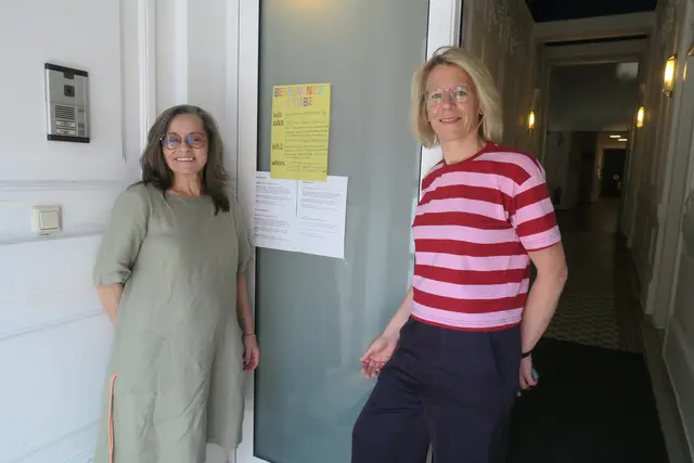 Dietl und Klein (v.l.) freuen sich über Gäste und Spenden beim ersten Flohmarkt der Begegnungsstube. | Foto: Patricia Hillinger/MeinBezirk