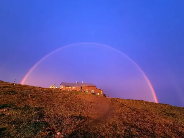 Ein Traum von einem Bild: der Regenbogen und die Fischerhütte – oder ist's doch nur eine Handy-Anomalie? | Foto: privat