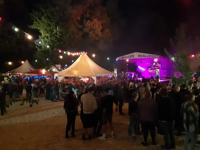 Trotz des wechselhaften Wetters zeigt sich die Feuerwehr zufrieden mit dem Besucherandrang. | Foto: Peter Ögger