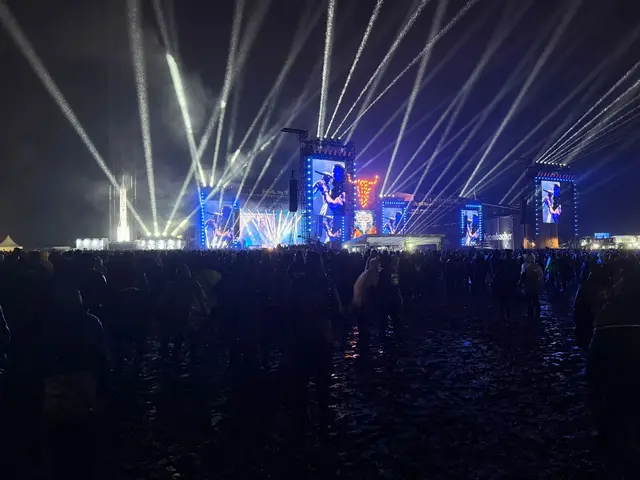 Lichtshow über den nächtlichen Bühnen