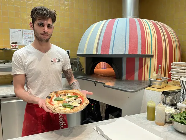 Stolz präsentiert Pizza-Bäcker Angelo Black sein Werk. | Foto: Karl Pufler