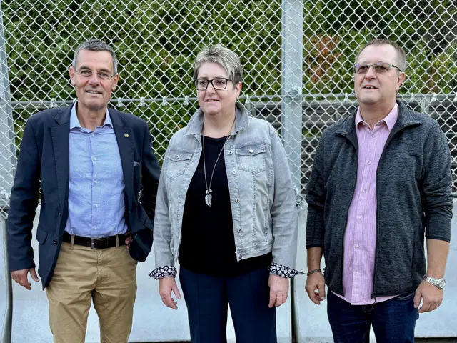 Bürgermeister Wolfgang Schmöger und Vizebürgermeisterin Anita Mailer (beide ÖVP) machten sich gemeinsam mit Bezirkshauptmann Stefan Grusch ein Bild vom neuen Bauwerk. | Foto: Markus Kahrer