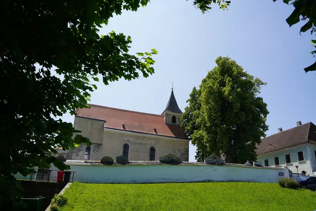 Das Turmkreuz der Propsteikirche in Zwettl wurde in der Spenglerei in der Landstraße hergestellt. | Foto: Evi Leutgeb
