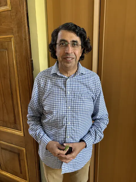 Gründer und Obmann des Sonnenorchesters Salzburg, Hossam Mahmoud: "Unser Ziel ist es, durch die Kraft der Musik Barrieren überwinden und eine Plattform schaffen, auf der blinde und sehbehinderte MusikerInnen ihr außergewöhnliches Talent präsentieren können." | Foto: Schrofner