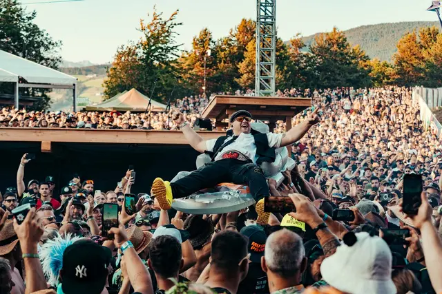 Dominik Ofner ist seit fünf Jahren der Frontman und Sänger der Schürzenjäger und das genießt er bei jedem Konzert. | Foto: Schneiderwind