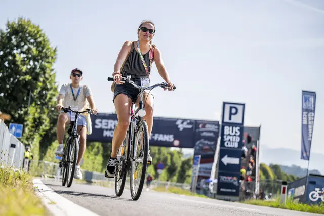 Mit dem Fahrrad geht es von der Therme zum Ring. | Foto: Red Bull Content Pool