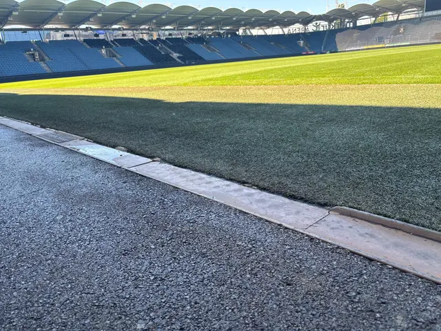 Ausgebrochene Teile als Stolperfalle: Vor der Süd-, West- und Nordtribüne wird erst kommenden Sommer saniert.  | Foto: Christoph Lamprecht