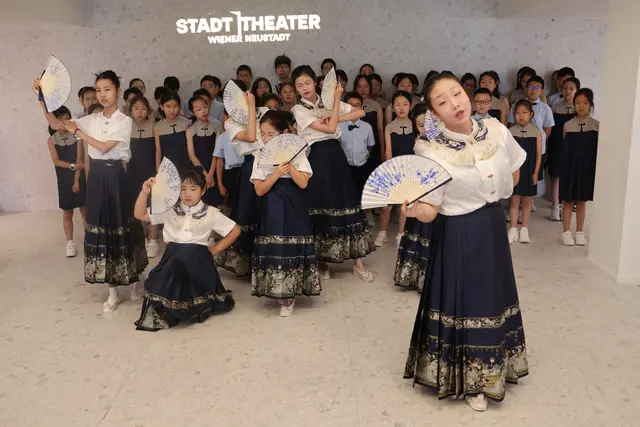 Mit einem klassischen Fächertanz hießen sie die chinesische Botschafterin willkommen. | Foto: Kathrin Schauer