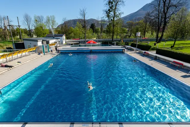 Nach dem regnerischen Juli hoffen die städtischen Freibäder auf einen sommerlichen und heißen August.
Im Bild das Aya-Freibad | Foto: Stadt Salzburg 