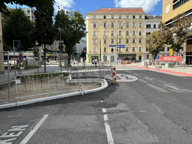 Der Fahrradstreifen endet in der Viehmarktgasse seit Kurzem im Bauzaun.  | Foto: Luca Arztmann/MeinBezirk