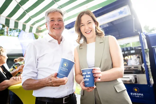 LH Peter Kaiser und Staatssekretärin Claudia Plakolm genossen ihren Kaffee und den Austausch mit den Besucher:innen | Foto: LPD Kärnten/Varh