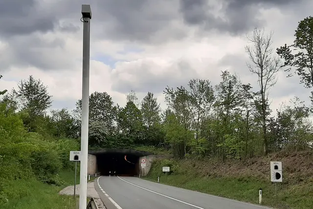 Insgesamt 380.000 Euro werden in die Sanierung des Tunnels Grünbrücke Göming auf der B 156 Lamprechtshausener Straße investiert. | Foto: Land Salzburg/Landesstraßenverwaltung