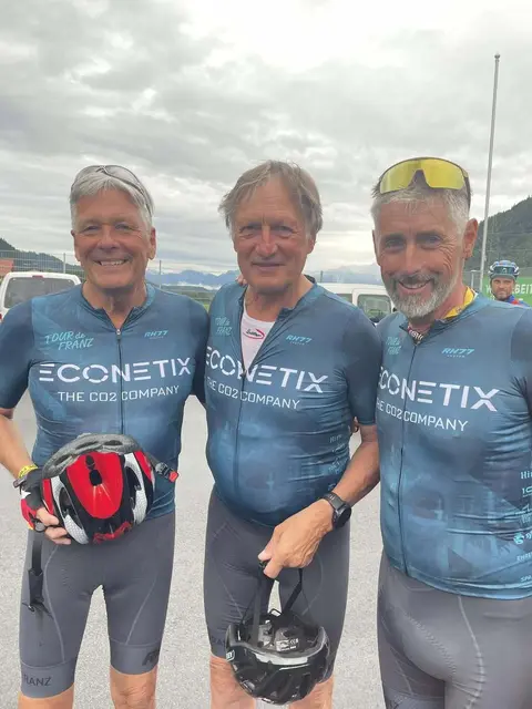 Kurz vor dem Start posierten Franz Klammer (Mitte) und Landeshauptmann Peter Kaiser (l.) noch für ein Foto, danach ging es los. | Foto: Privat