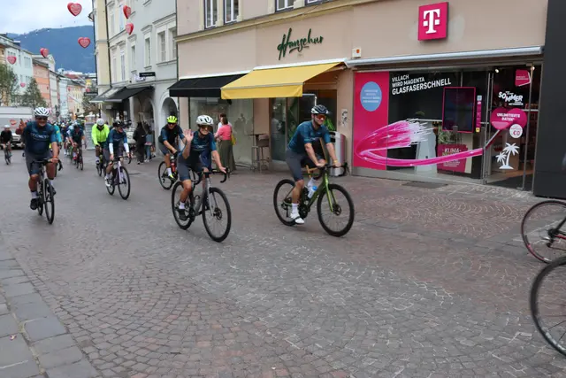 Die Teilnehmer versprühten gute Laune und strahlten in die Kamera. | Foto: MeinBezirk.at