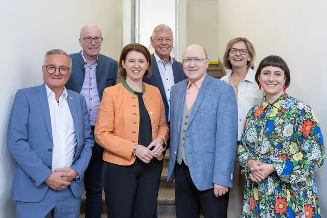 Das Genussland-Handelsteam mit Josef Lehner, Robert Lechner, Rudolf Mitter, Anna Neuburger sowie Agrar-Landesrätin Michaela Langer-Weninger, Gremial-Obmann Josef Strutz-Winkler und Genussland-Stabstellenleiterin Birgit Stockinger (v.l.). | Foto: Land OÖ/Haag