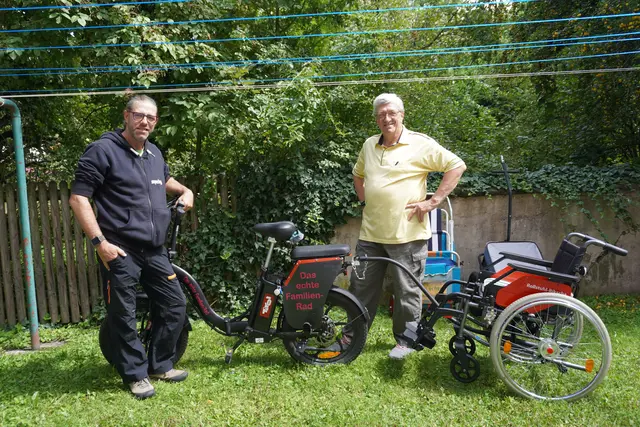 Manfred Schmidt (rechts) und seine Familie nutzen das "echte Familienrad" schon fast täglich und hoffen darauf, dass mal auch Weitere von der Idee profitieren.  | Foto: AMG