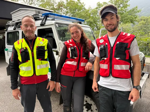 Stefan Brandl (52), Lisa Faller (31) und Nils Hackl (33) von der Bergrettung Schwaz/Umgebung | Foto: ZOOM-Tirol