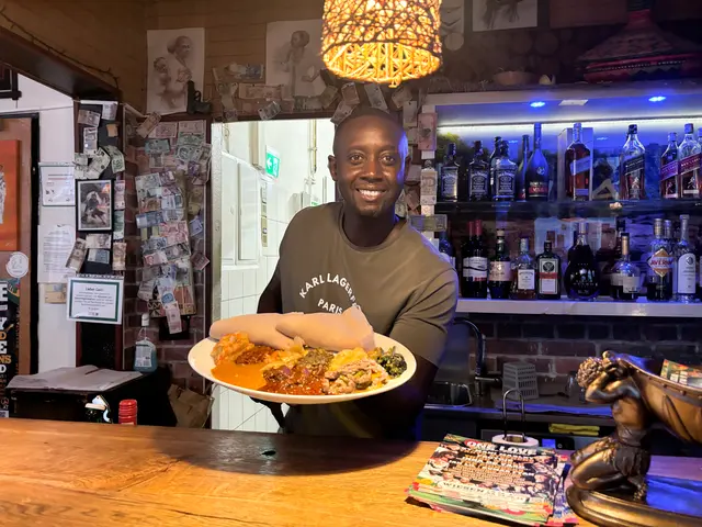 George Kenan serviert schon seit zehn Jahren echte äthiopische Küche – und das Mitten in Währing. | Foto: Matthias Pandrea