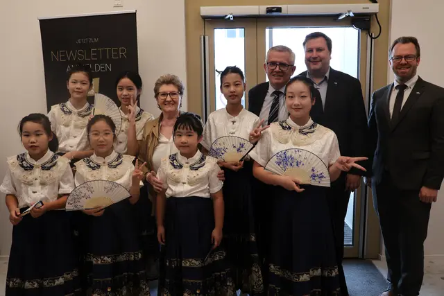 Die Schülerinnen aus Ningbo wurden von Erika Buchinger, Christian Hoffmann, Christian Filipp und Robert Pfisterer herzlich aufgenommen. | Foto: Kathrin Schauer