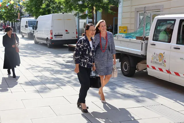 Botschafterin Qi Mei und Maria Großbauer treffen nach dem Besuch beim Bürgermeister im Stadttheater ein. | Foto: Kathrin Schauer