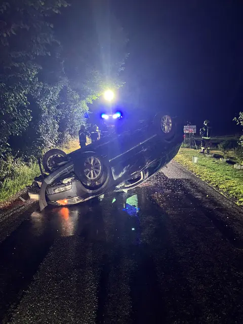 Durch die Wucht des Aufpralls überschlug sich das Fahrzeug und kam auf dem Dach liegend zum Stillstand. | Foto: TEAM FOTOKERSCHI