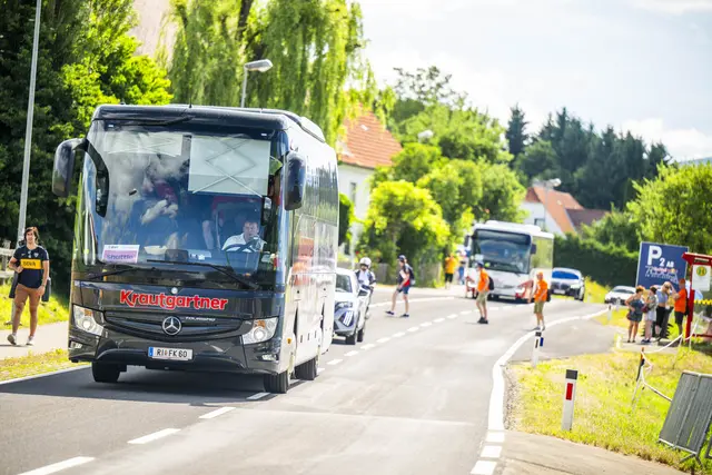 Busse reisen aus mehreren Bundesländern an. | Foto: Red Bull Content Pool