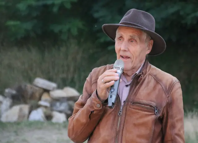 Anton Rohrmoser eröffnet am 2. August 2025 die Premiere von „Winnetou II“ in der Arena Wagram.