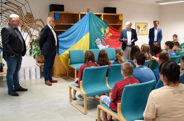 Ukrainische Kinder verbringen momentan erholsame Tage in Obertrum am See. Von links: Der Bürgermeister von Obertrum Simon Wallner, Gunther Fitzga, Vasyl Khymynets und Martin Panosch. | Foto: Land Salzburg
