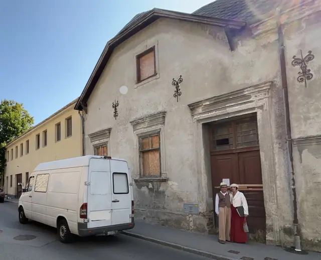 Der ehemalige Theresienhof soll abgerissen werden - auch um Platz für eine zweite Fahrspur zu schaffen. Das Ehepaar Schwed wehrt sich gegen die Pläne und starte eine Petition. | Foto: MeinBezirk/Seebacher